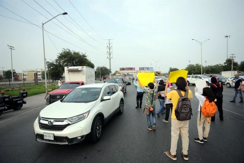 Con pancartas, los manifestantes tomaron diversas calles alrededor de Ciudad Universitaria.