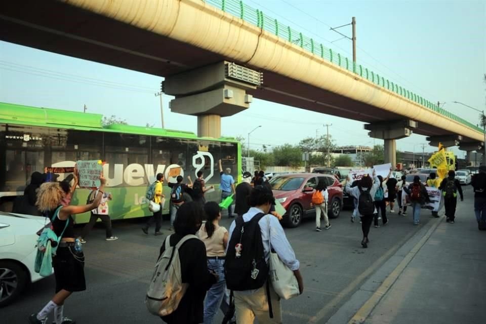 Otra calle que fue bloqueada por los manifestantes fue Avenida Universidad.