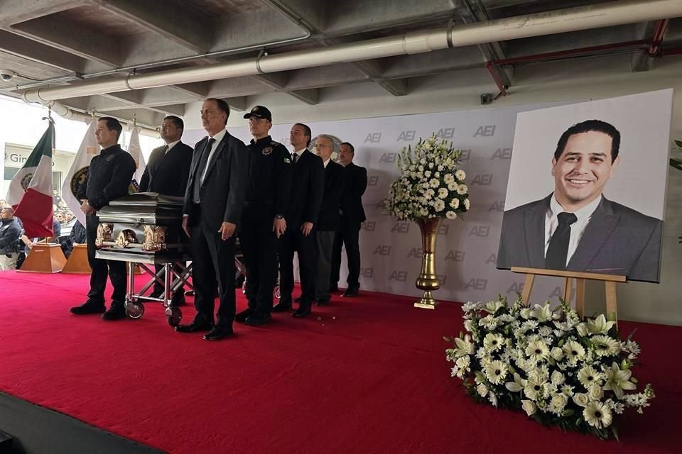 Compañeros de Juan Antonio Cruz Calle se despidieron de él con una Guardia de Honor en la Agencia Estatal de Investigaciones.