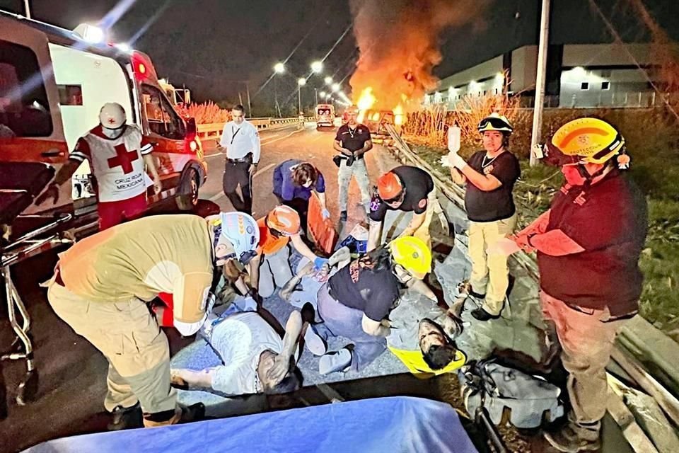 Los tres tripulantes de la camioneta van escaparon luego de que el vehículo se incendió.