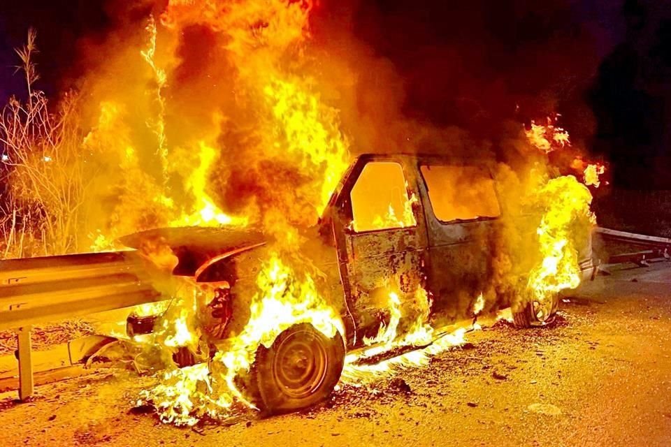 Tras el accidente, la camioneta se incendió.