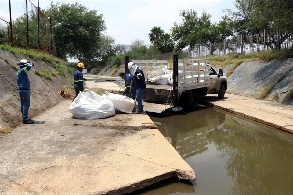 Trabajadores realizan la limpieza del Arroyo La Talaverna, en los límites de Guadalupe y Apodaca.