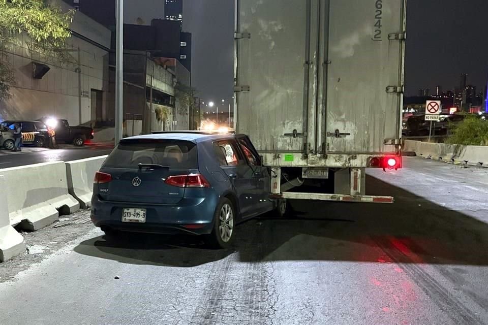 El accidente ocurrió alrededor de las 23:30 horas en la subida del puente Gonzalitos por el bulevar Antonio L. Rodríguez.