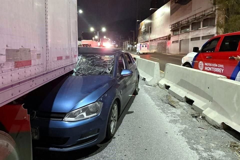 El accidente ocurrió alrededor de las 23:30 horas en la subida del puente Gonzalitos por el bulevar Antonio L. Rodríguez.