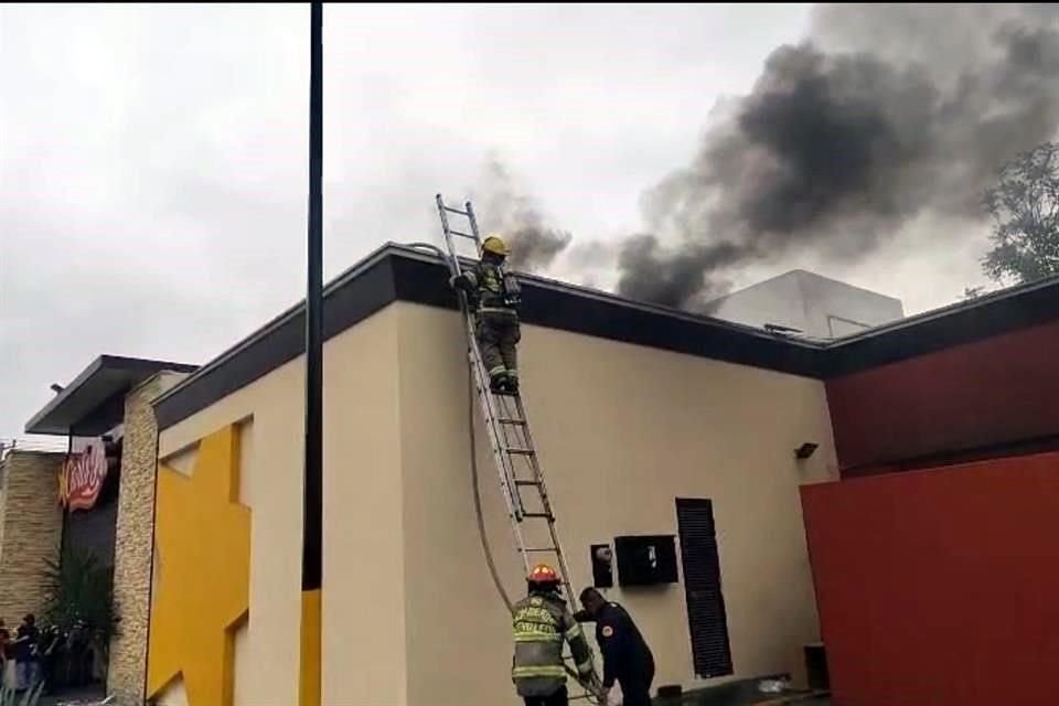 Los hechos fueron reportados en el restaurante Carl's Jr., ubicado en la Avenida Venustiano Carranza, en la Colonia Mirador.