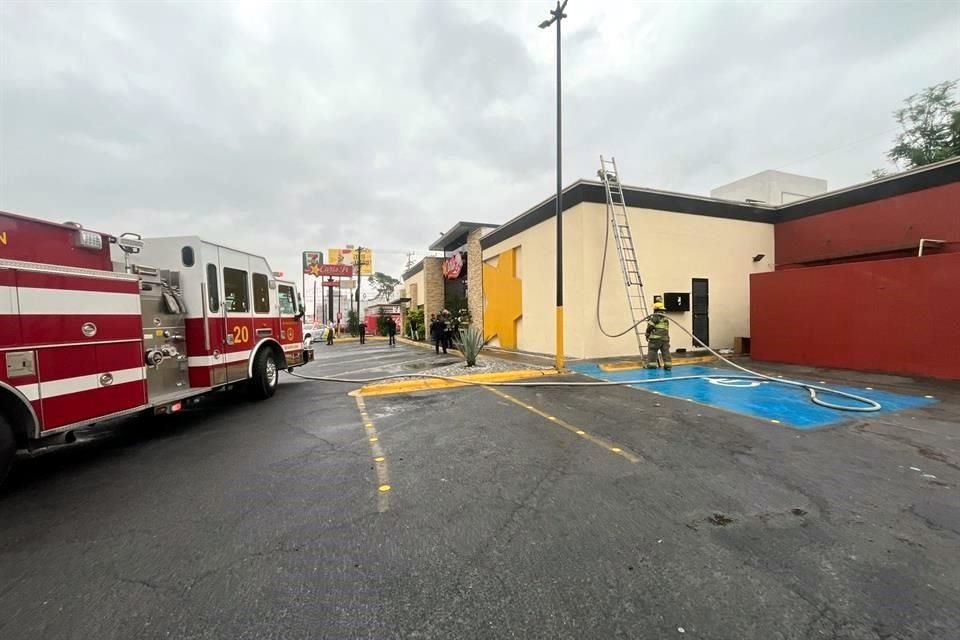 Los socorristas revisaron todo el establecimiento y detectaron que el fuego fue en un cableado eléctrico del techo.