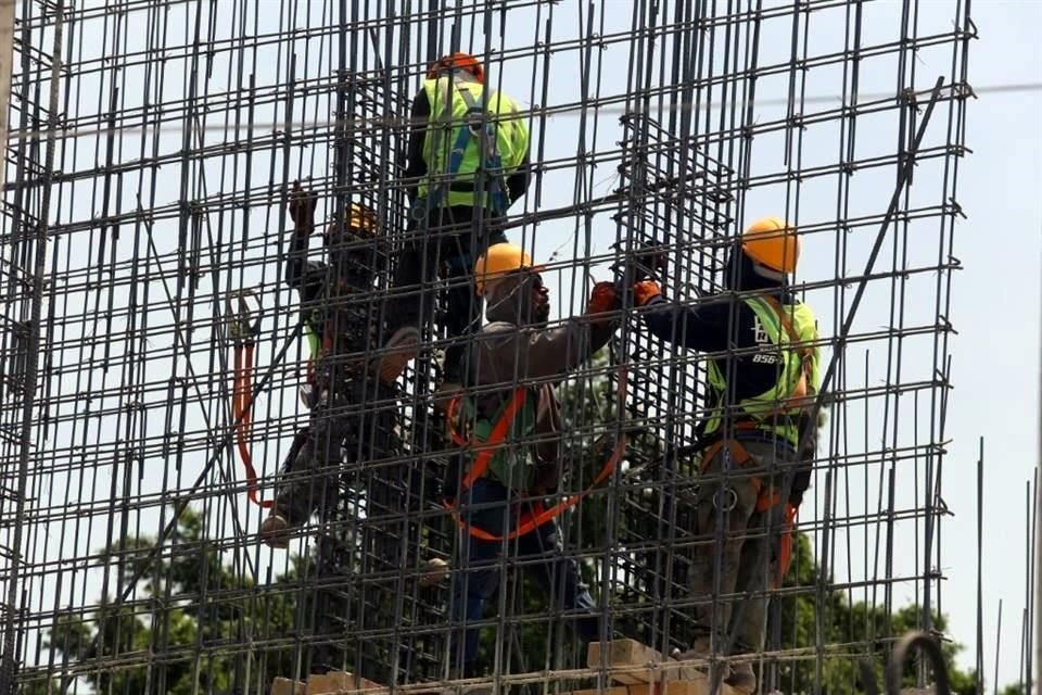 Ayer se festejó el Día de la Santa Cruz y los trabajadores de la construcción lo celebraron. Conoce algunas cifras sobre esta fecha y el oficio.