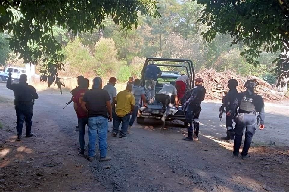 En un operativo en el municipio de Salvador Escalante, #Michoacán, las autoridades aseguraron a 14 personas que intentaban robar más de dos toneladas de aguacate.