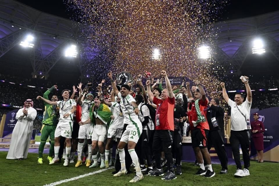 Jugadores del Al-Ahli celebran con el trofeo su primer título en la Champions asiática.
