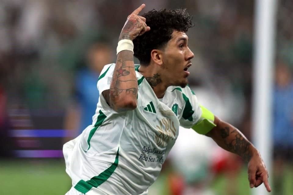 Roberto Firmino celebra uno de los goles de su equipo; el brasileño generó dos pases para gol.