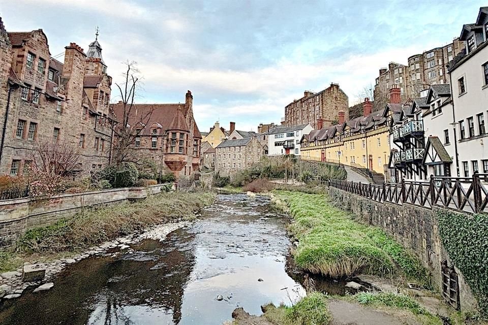 Esta ciudad antigua, medieval y encantadora, es Edimburgo: un rincón escocés rodeado de colinas, valles y una historia vibrante.