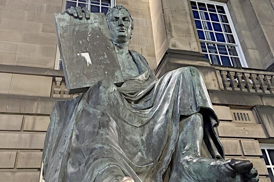 Esculturas de David Hume y Adam Smith.