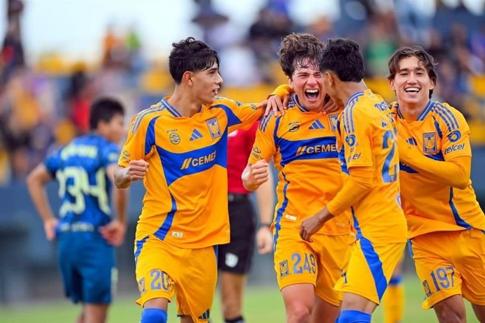 Gustavo Wood (número 249) celebra su gol, que puso a Tigres 2-0 arriba en el marcador.