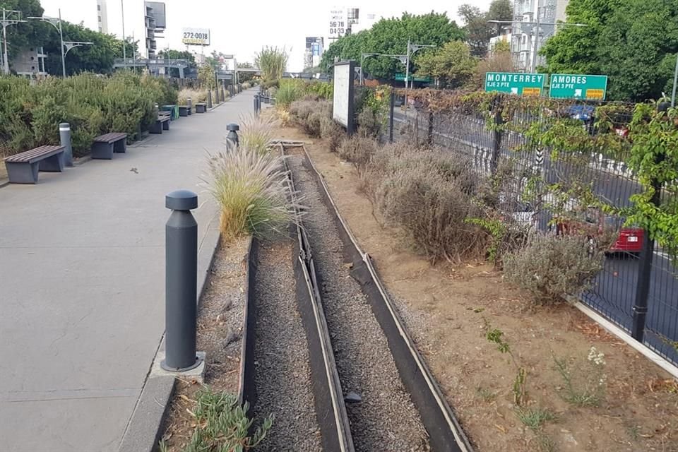 El Ecoducto luce seco, debido a que el sistema de biodigestores que limpiaban aguas residuales quedó sin mantenimiento, dejando a las jardineras sin regar. 