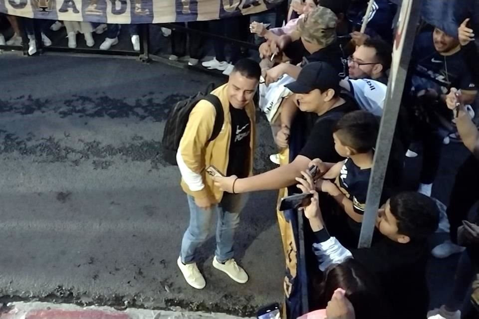 Efraín Juárez, ex jugador de Rayados y ahora técnico de Pumas, atiende a seguidores felinos a su arribo al hotel en San Pedro.