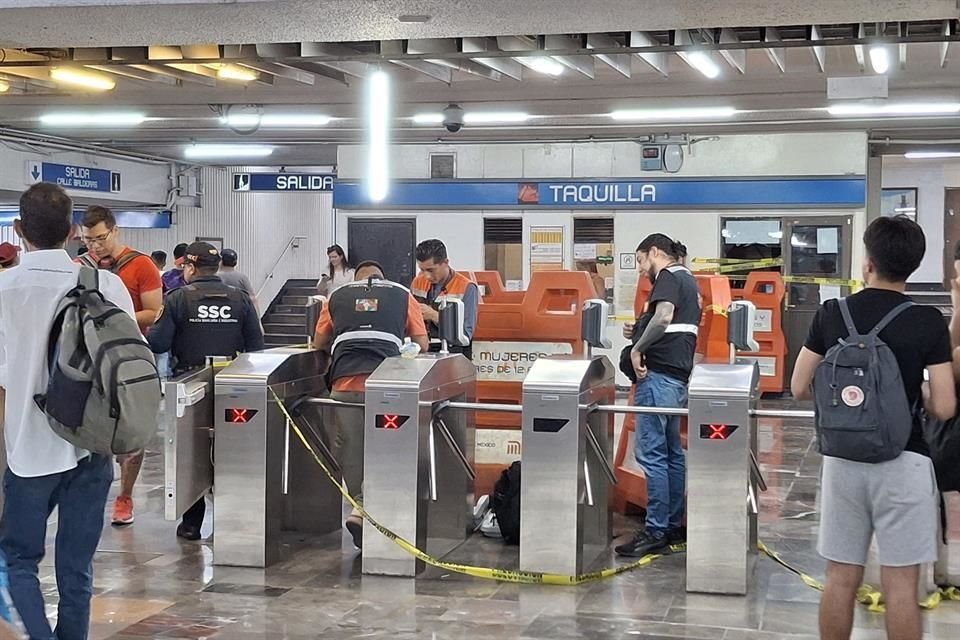 Elementos revisan mochilas de usuarios de la Línea 2.