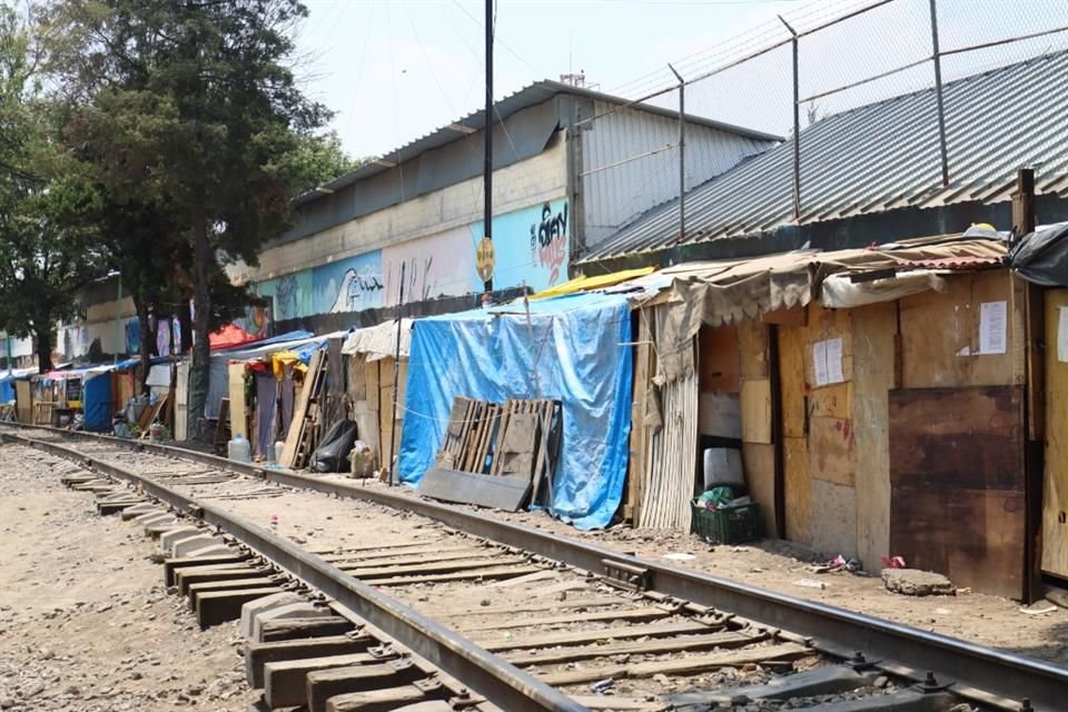 Personas migrantes rechazaron la propuesta del Gobierno de ser movilizados a dos albergues ubicados en Tepito.