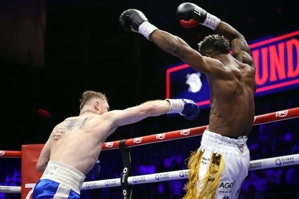 Canelo tuvo que perseguir a Scull durante toda la pelea.