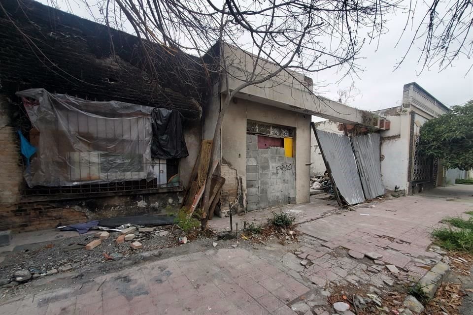 M. M. de Llano'da kötü durumdaki bir ev evsizler tarafından kullanılıyor.
