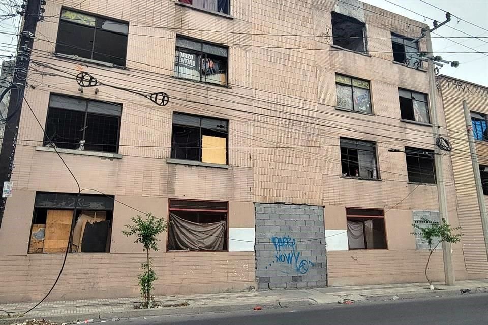 Temel hizmetleri ve pencereleri olmamasına rağmen bina 'apartman' olarak kullanılıyor.