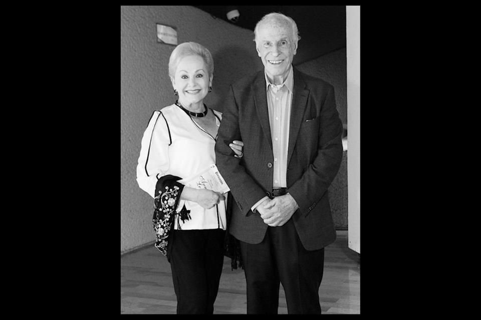 Javier Iriondo Verea con su esposa Mónica Sada de Iriondo.