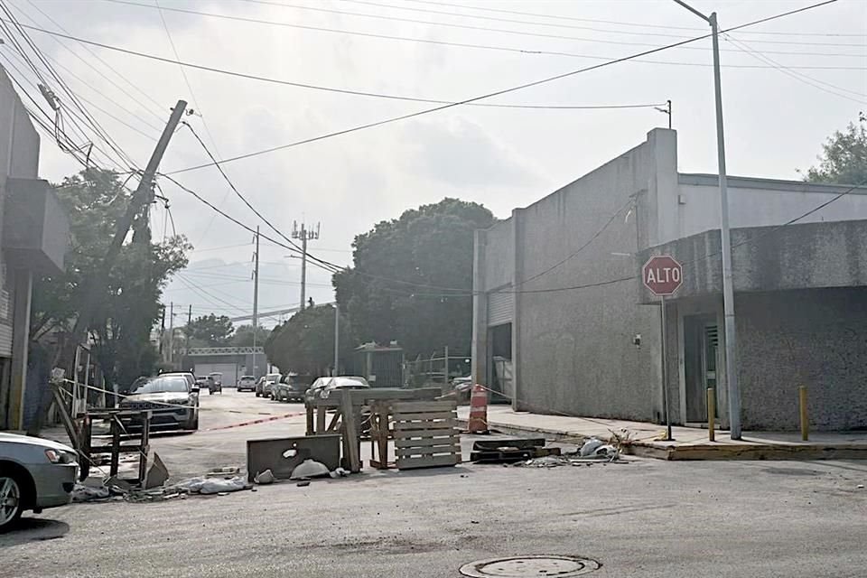 Los vecinos de la Colonia Moderna colocaron maderas, muebles viejos y cintas ante el riesgo de que el poste se caiga.