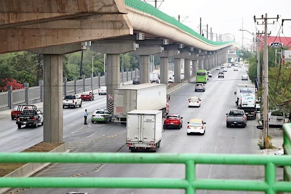 Oficiales de Tránsito de San Nicolás envían a los tráileres hacia la Avenida Nogalar para que se incorporen hacia Fidel Velázquez hacia el poniente.