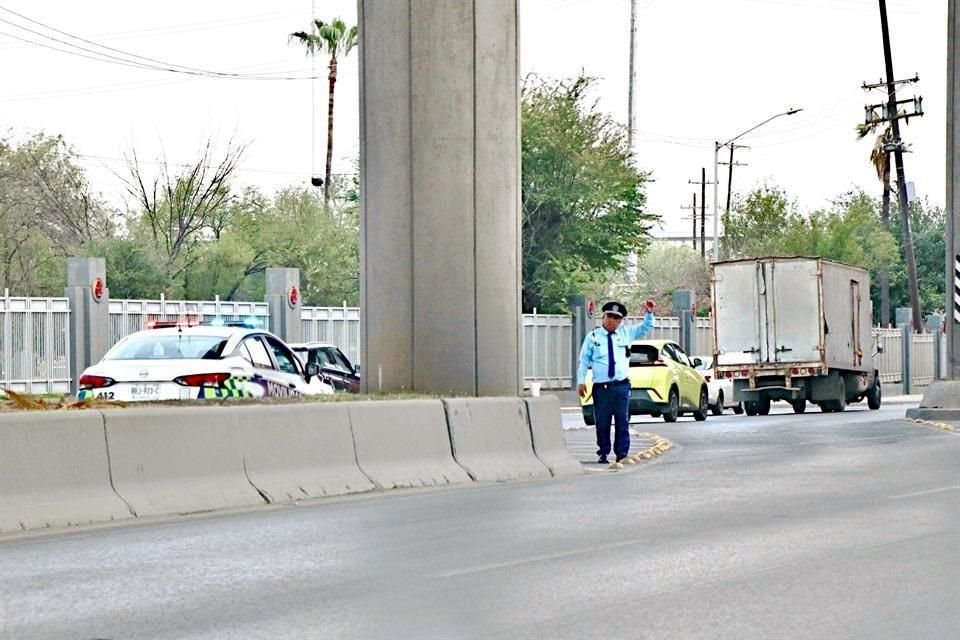 Oficiales de Tránsito de San Nicolás envían a los tráileres hacia la Avenida Nogalar para que se incorporen hacia Fidel Velázquez hacia el poniente.