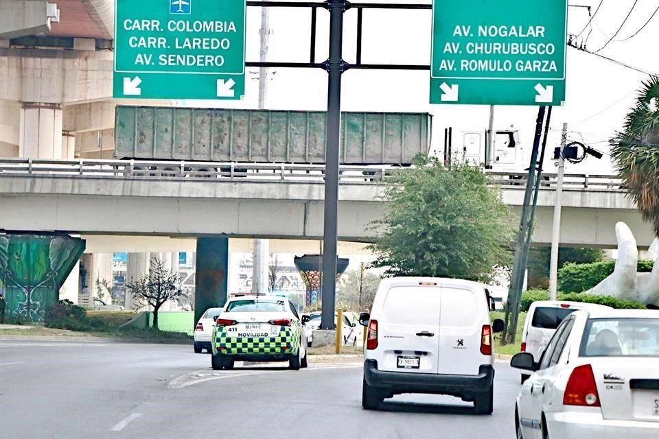 Oficiales de Tránsito de San Nicolás envían a los tráileres hacia la Avenida Nogalar para que se incorporen hacia Fidel Velázquez hacia el poniente.