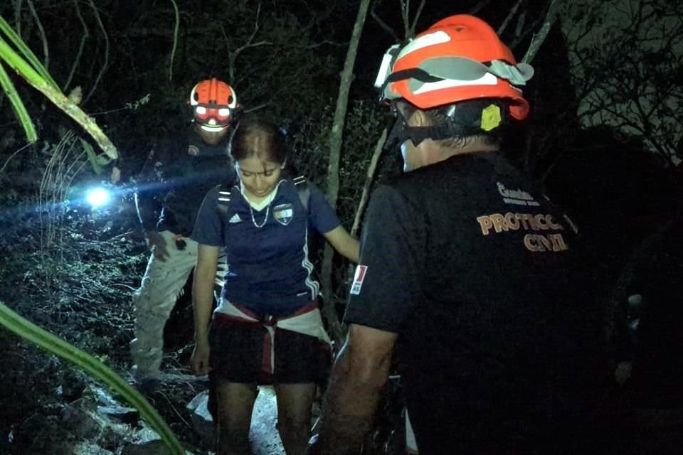 La pareja y los rescatistas bajaron del cerro, cerca de las 22:00 horas del sábado.