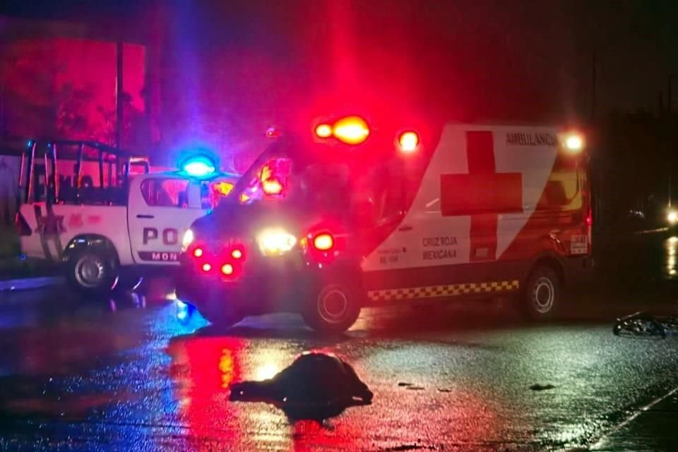 Una patrulla y una ambulancia resguardaron el cuerpo.