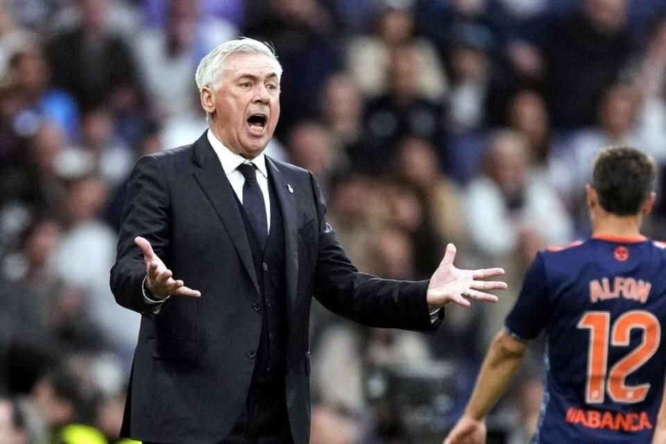 Carlo Ancelotti trató de hacer reaccionar a su equipo, que al final terminó pidiendo la hora.