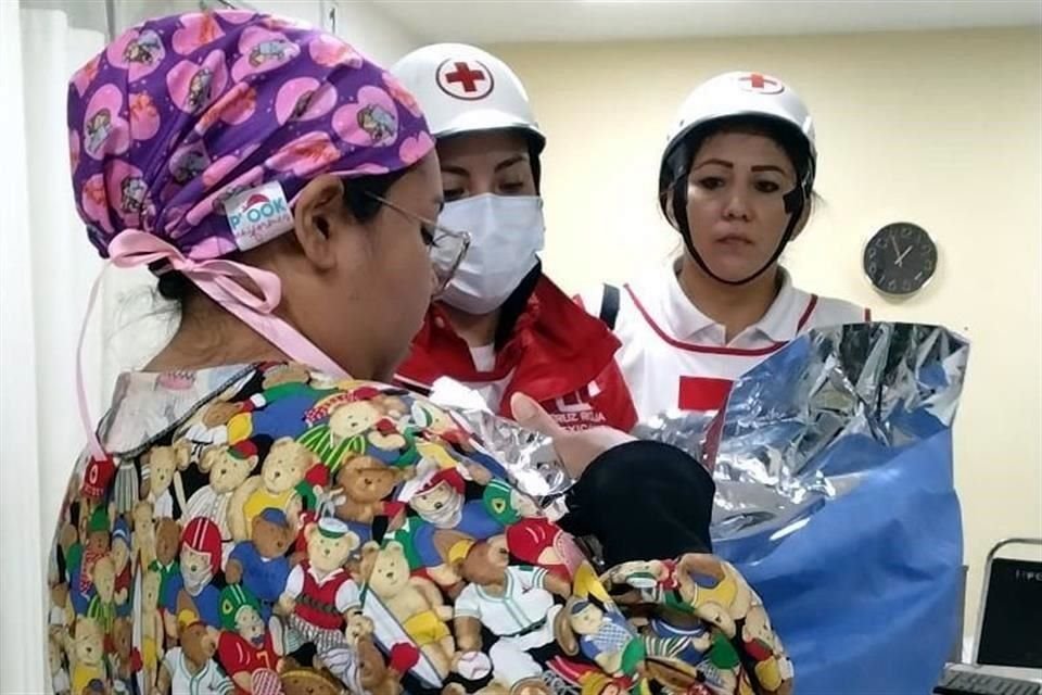 Paramédicos de la Cruz Roja y policías de Escobedo auxiliaron a la bebé.