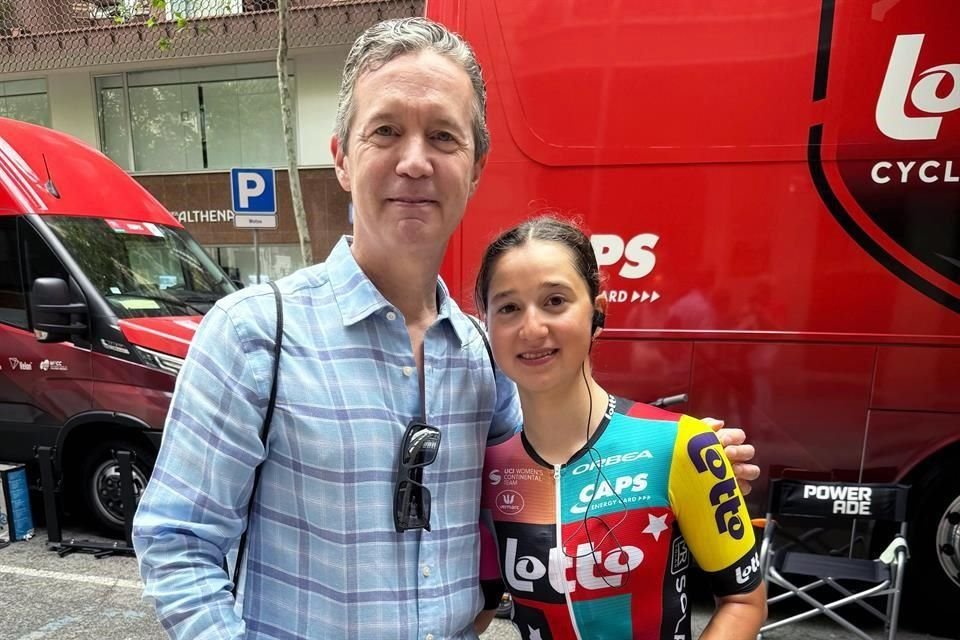 Diego Alonso Hinojosa, padre de la ciclista Romina Hinojosa, llegó a España para apoyar su carrera.