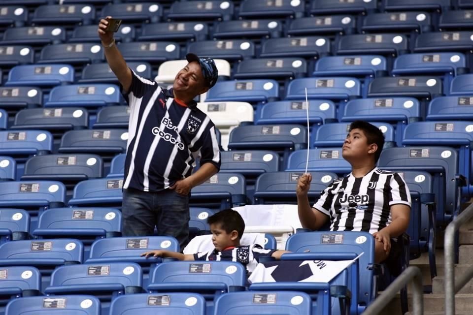Algunos aficionados aprovecharon que fueron de los primeros en ingresar al estadio para tomarse todas las selfies posibles.