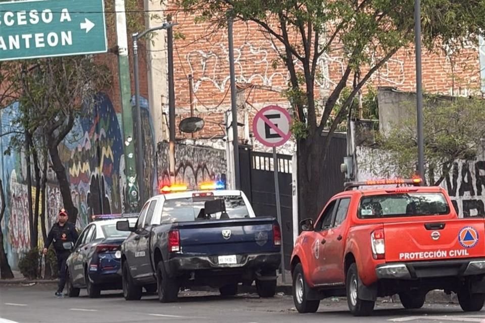 Un vehículo cayó sobre un hombre mientras realizaba labores mecánicas en la Colonia Merced Gómez.