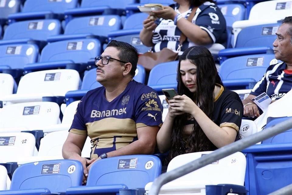 Aunque pocos, aficionados de Pumas no le fallaron a su equipo.