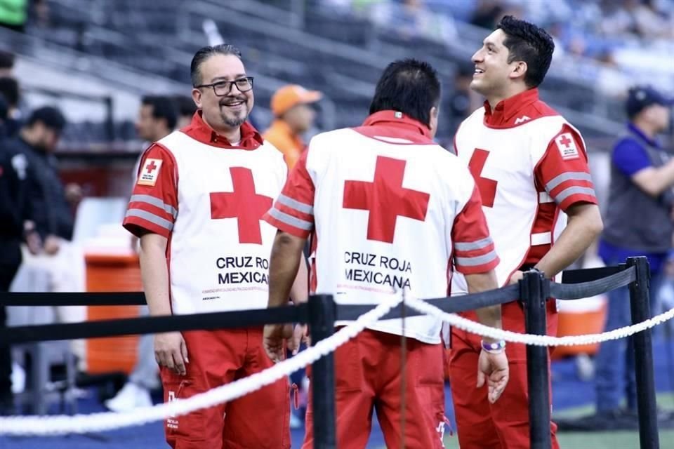 Para este duelo cerca de 2 mil elementos, entre corporaciones policiacas y de auxilio como la Cruz Roja, custodiaron la integridad de los aficionados.