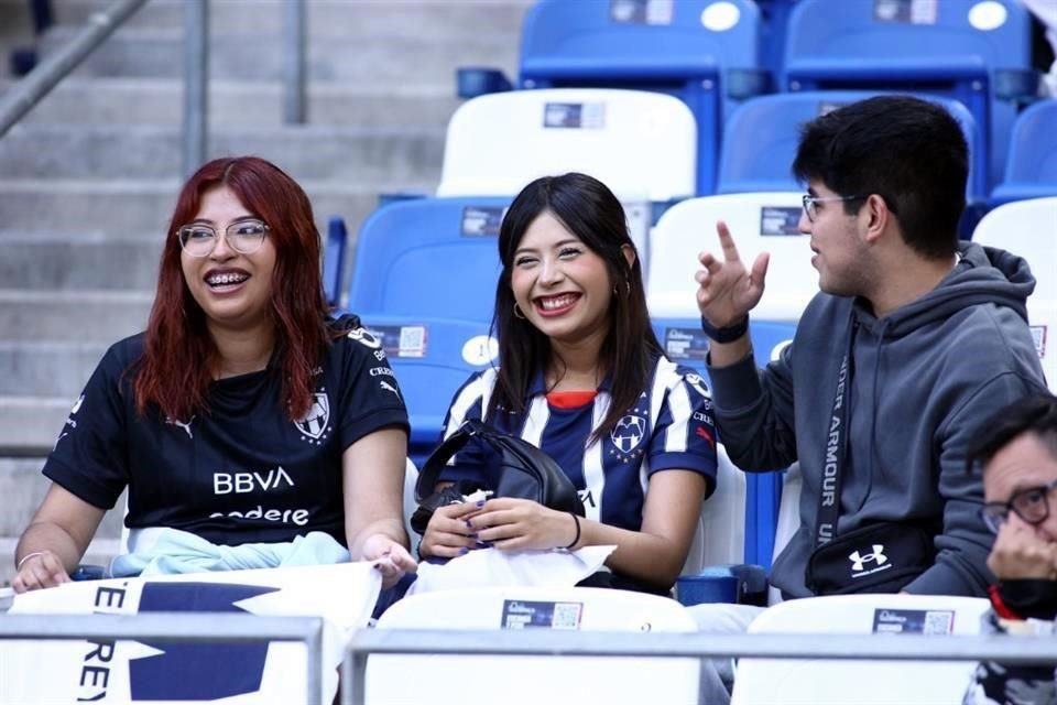 Amena plática futbolera.
