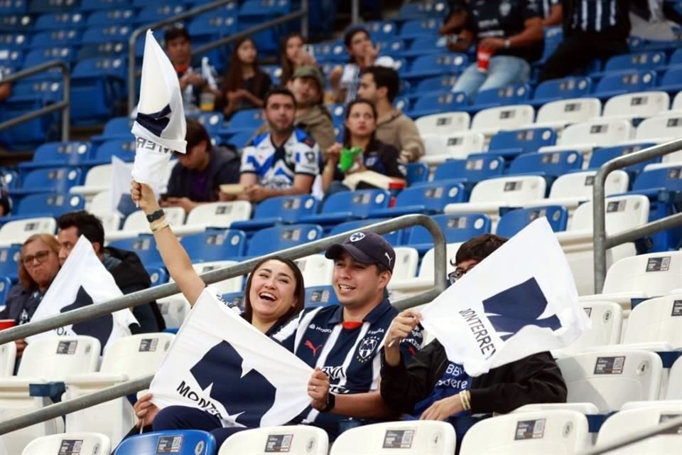 La alegría desbordó a estos fans, a pesar de que su equipo se 'jugaba la vida' en el torneo.