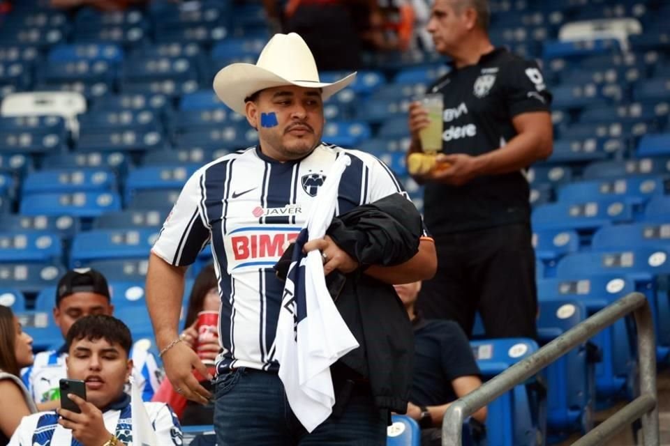 Este aficionado acudió al estadio con un arsenal para apoyar a su equipo.
