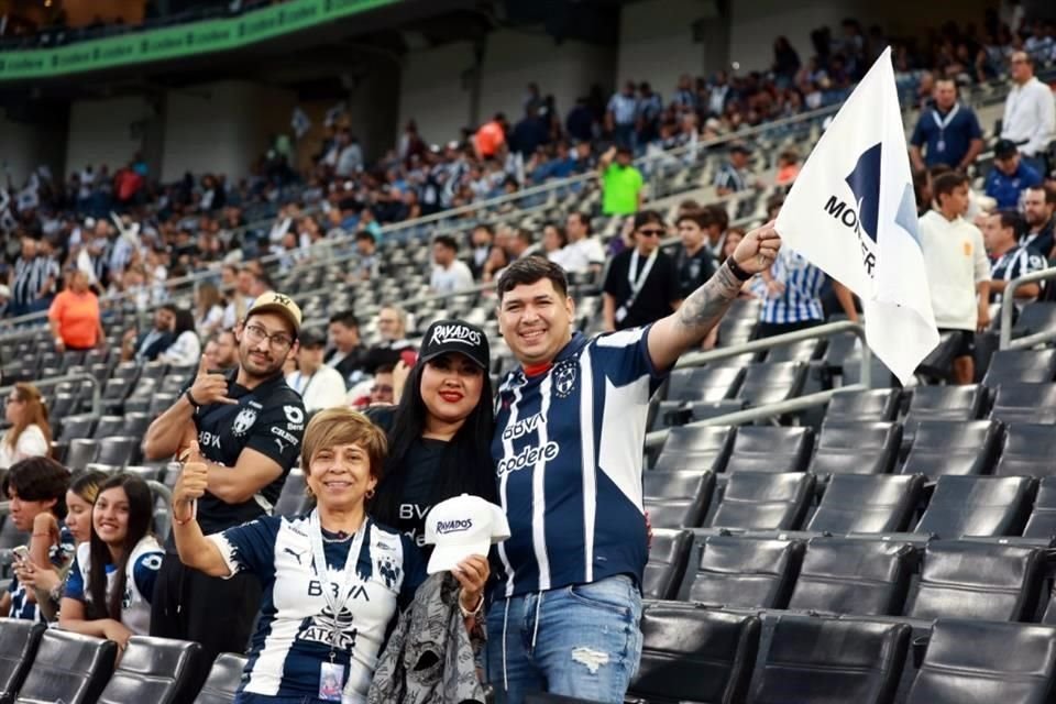 Familia regia y albiazul.