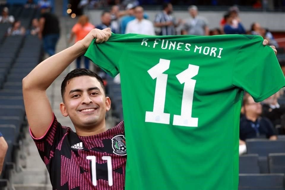 No lo olvidan... Este aficionado festejó la presencia de Rogelio Funes Mori, máximo goleador en la historia del Monterrey, ahora con Pumas.