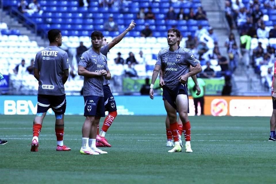 Los españoles Óliver Torres y Sergio Canales salieron a la banca de Rayados.