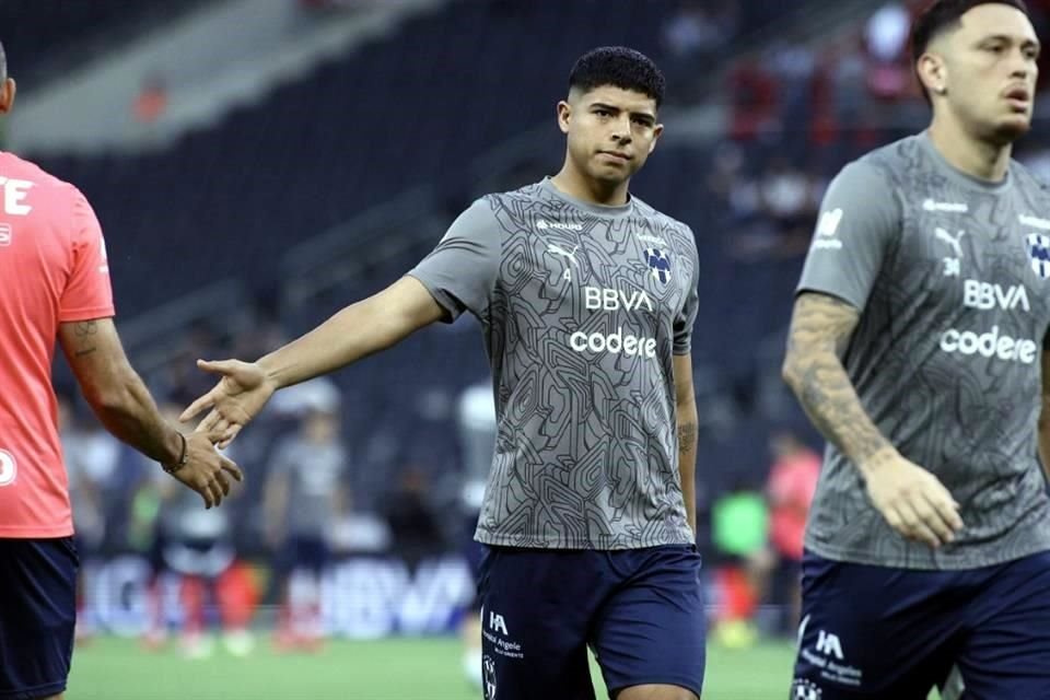 Víctor Guzmán (centro) ocupó el lugar de Sergio Ramos en la defensa central.