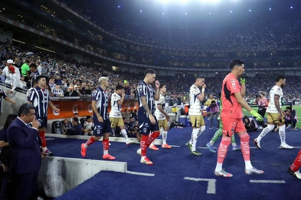El ingreso de los jugadores ambos equipo a la cancha.