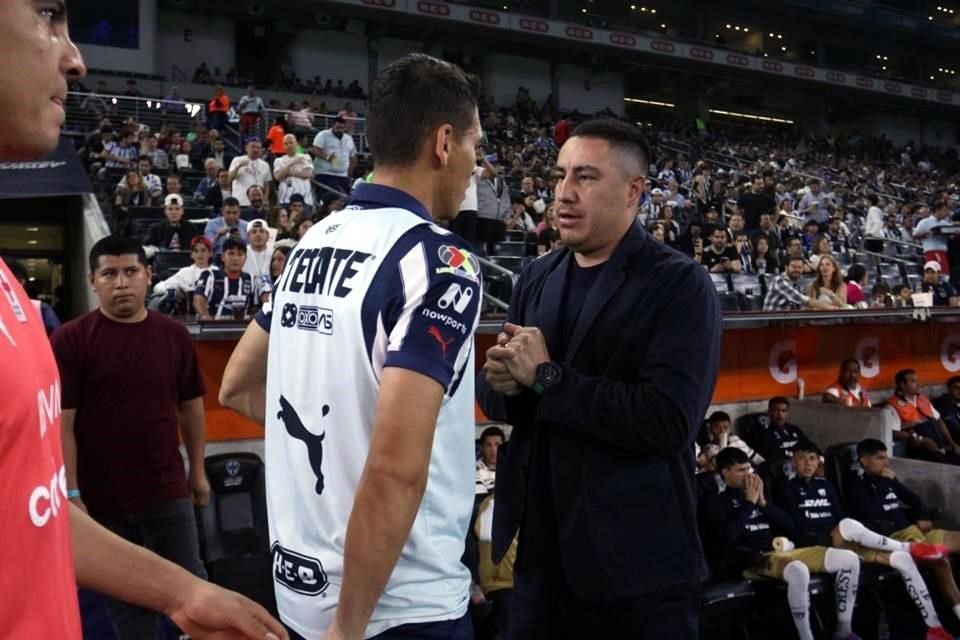 Héctor Moreno (izq.) canterano de Pumas, saluda al técnico Efraín Juárez.