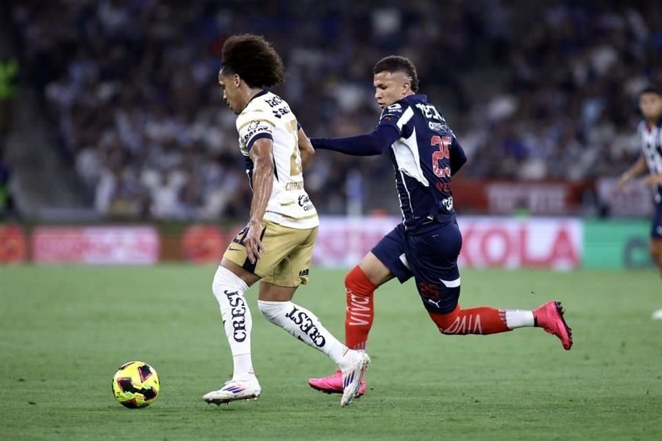 En el último minuto de la primera mitad, Adalberto Carrasquilla (izq.), de Pumas, salió del partido por lesión.