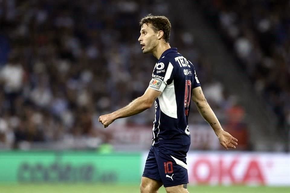 El español Sergio Canales ingresó al partido en la segunda mitad.
