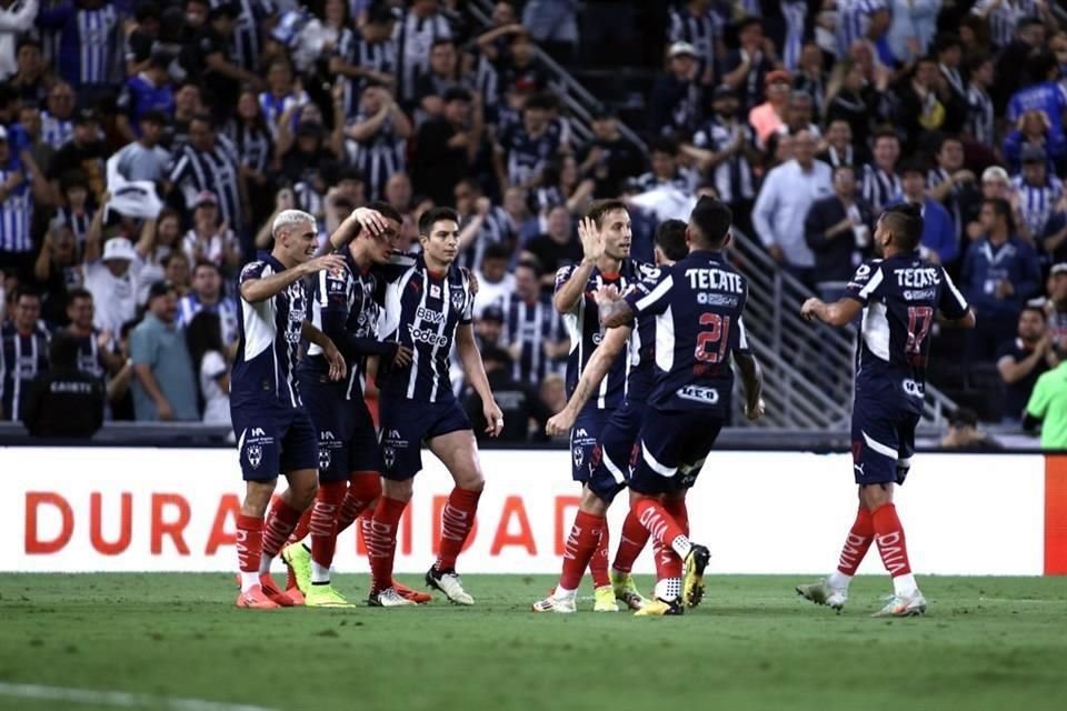 El equipo celebró en conjunto el tanto del argentino.